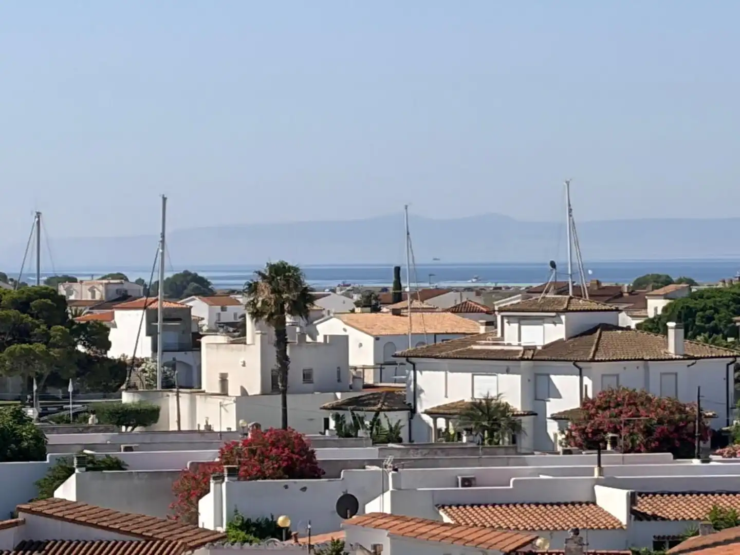 Vista exterior de Estudi en venda en Roses amb Calefacció, Terrassa i Moblat
