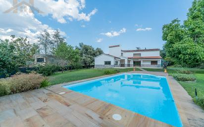 Piscina de Casa o xalet en venda en Tres Cantos amb Aire condicionat, Calefacció i Jardí privat