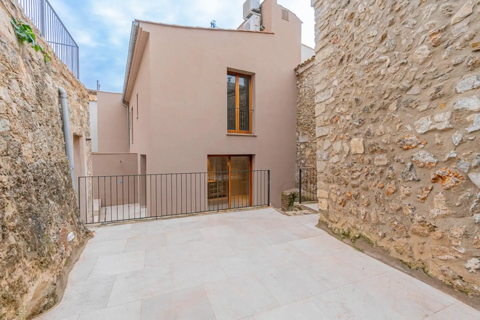 Außenansicht von Einfamilien-Reihenhaus zum Verkauf in Mancor de la Vall mit Klimaanlage, Heizung und Terrasse