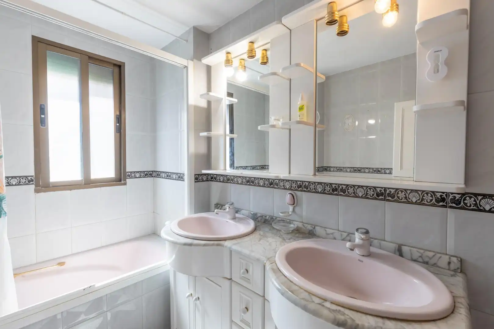 Baño de Piso en venta en Granada con Aire acondicionado, Calefacción y Balcón