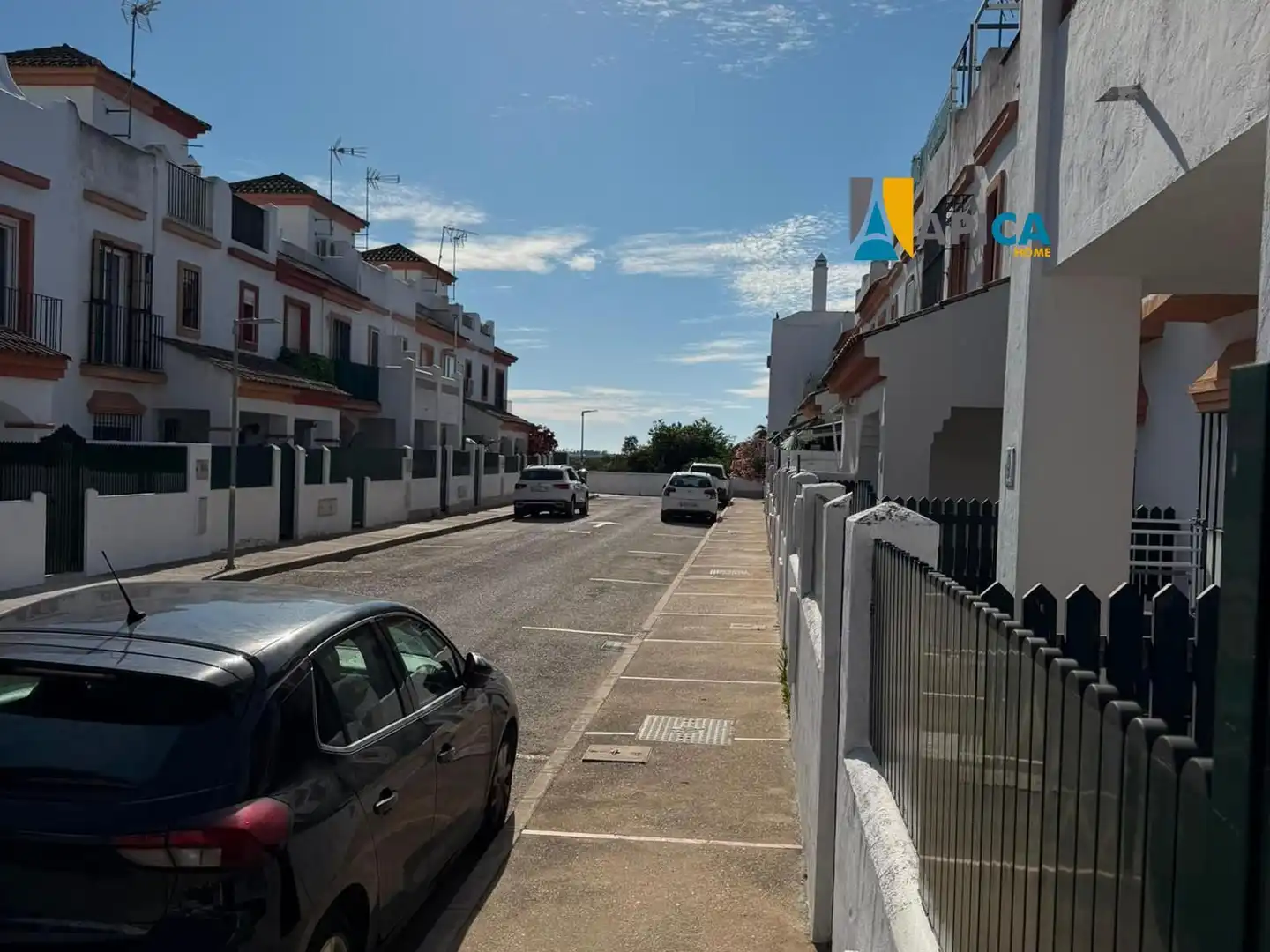 Vista exterior de Casa adosada en venta en Chiclana de la Frontera con Terraza, Piscina y Piscina comunitaria