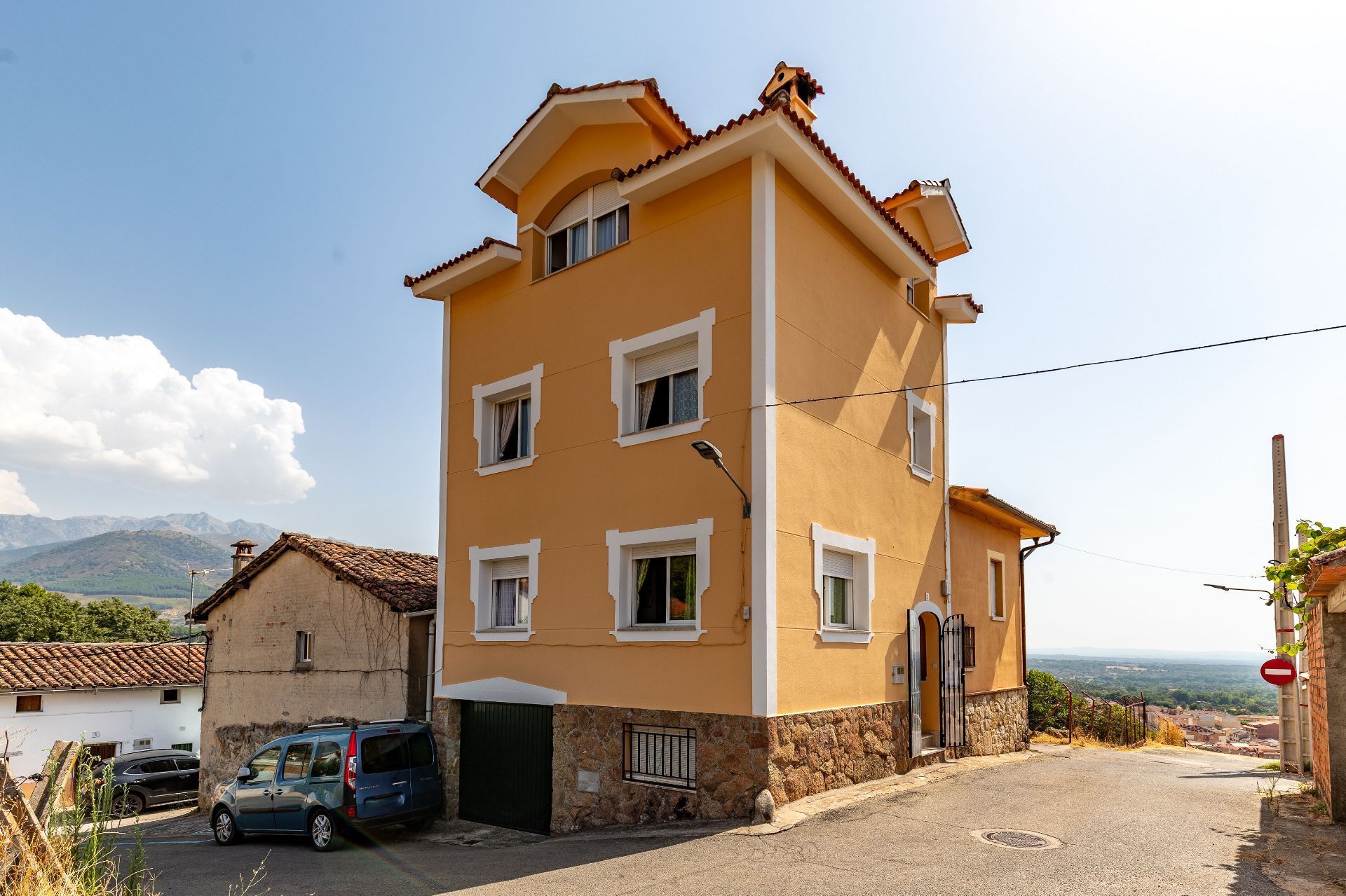 Exterior view of House or chalet for sale in Madrigal de la Vera