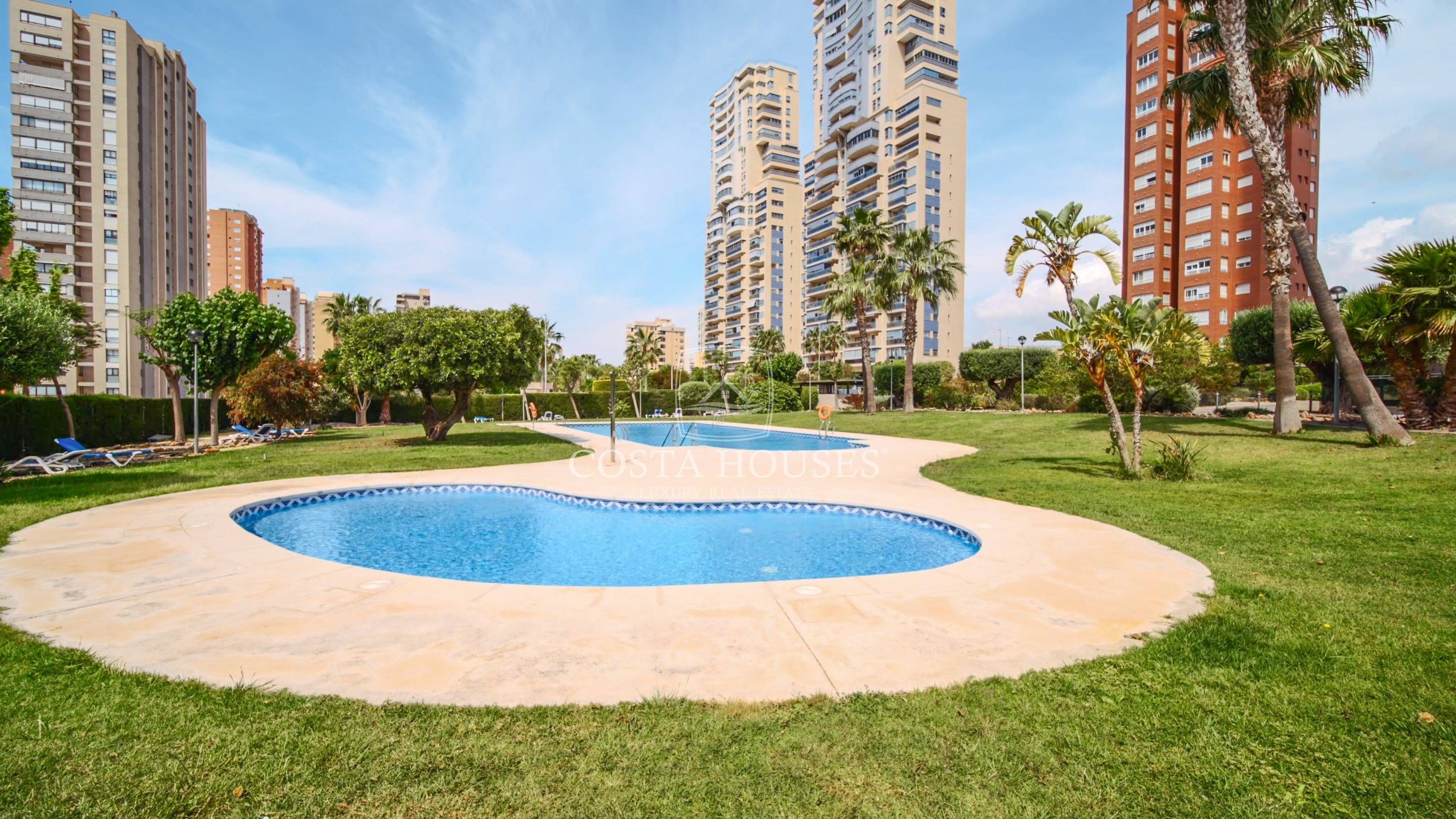 Piscina de Àtic en venda en Benidorm amb Aire condicionat, Calefacció i Jardí privat