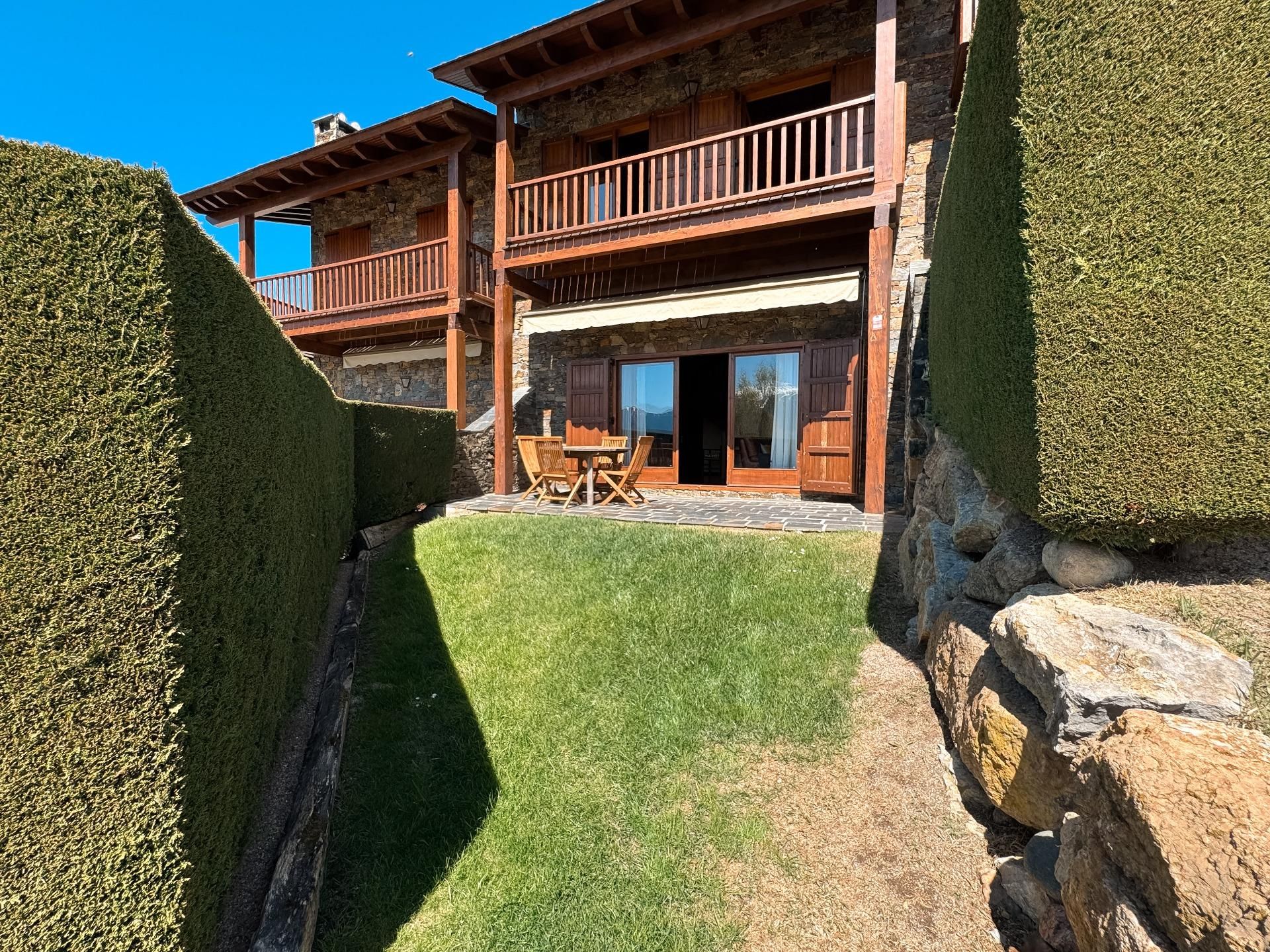 Single-family semi-detached to rent in Ger