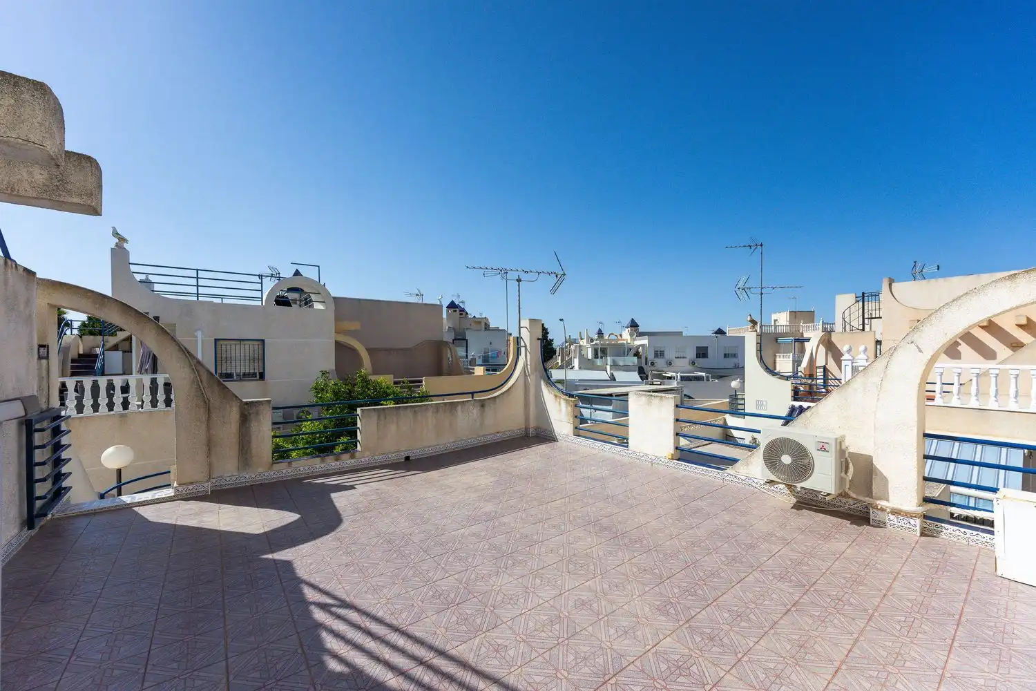 Terrassa de Casa adosada en venda en Torrevieja amb Terrassa, Moblat i Piscina comunitària