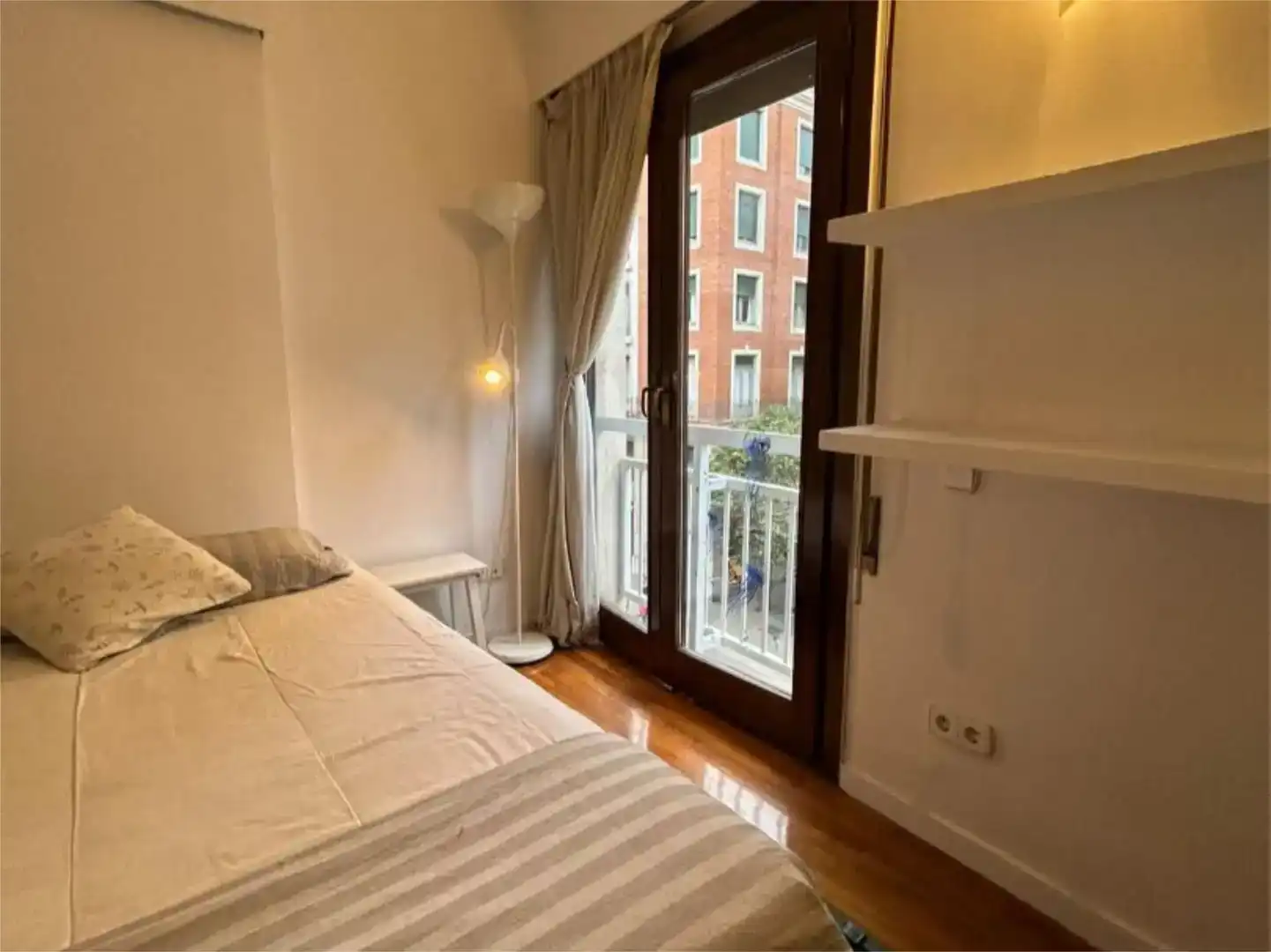 Dormitori de Apartament per a compartir en Barcelona amb Parquet, Moblat i Balcó