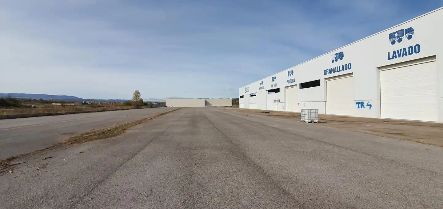Außenansicht von Fabrikhallen zur Miete in Hormilla