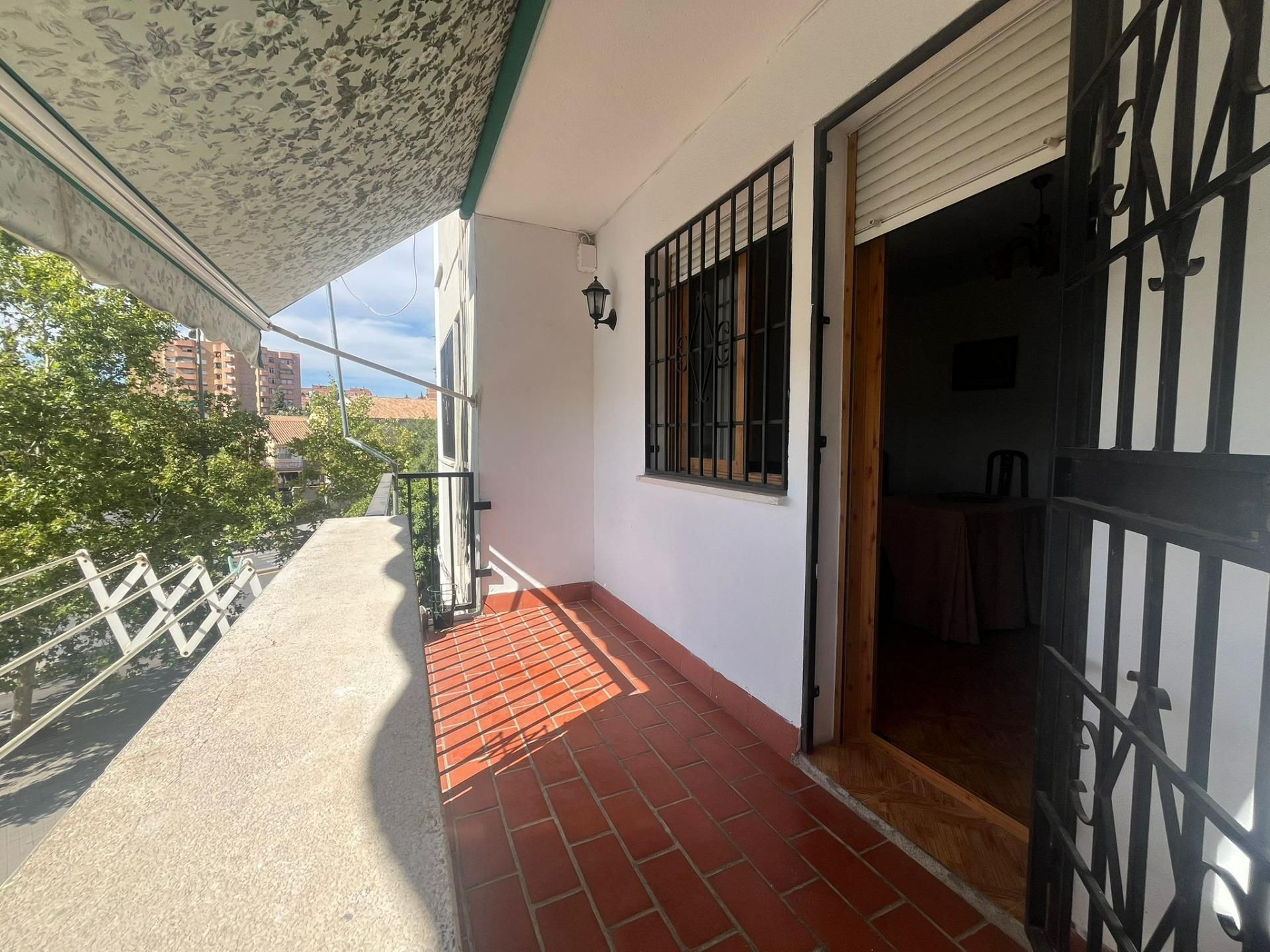 Exterior view of Flat for sale in  Granada Capital