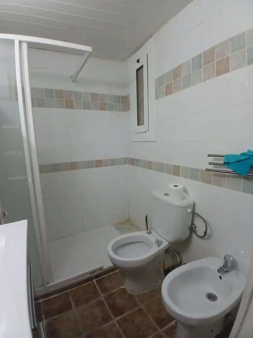 Badezimmer von Wohnung zur Miete in Pineda de Mar mit Möbliert, Ofen und Balkon