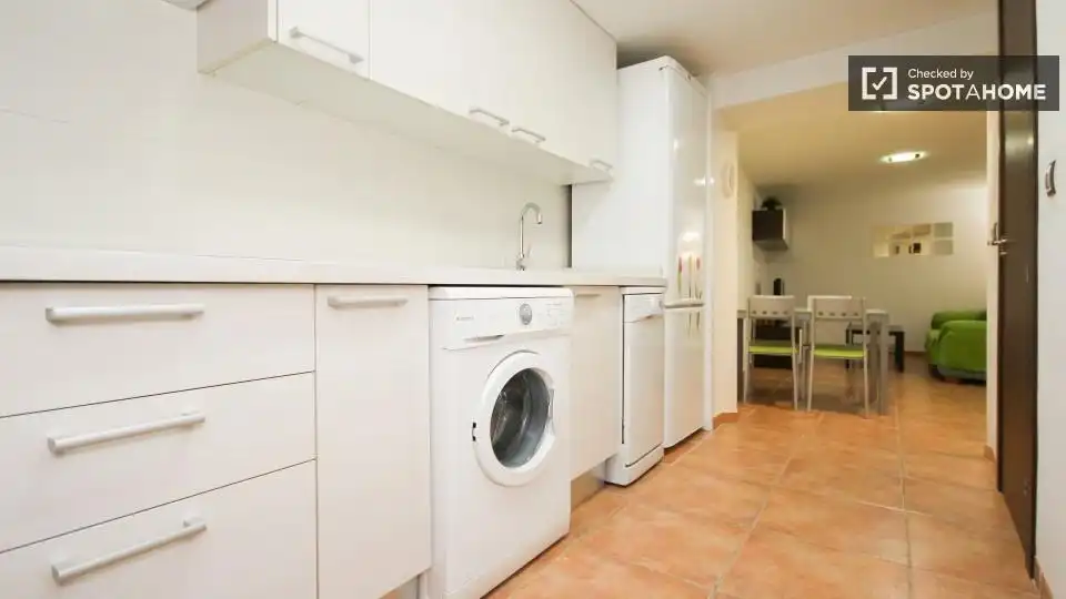 Kitchen of Flat for share in Granada  with Air Conditioner, Heating and Furnished