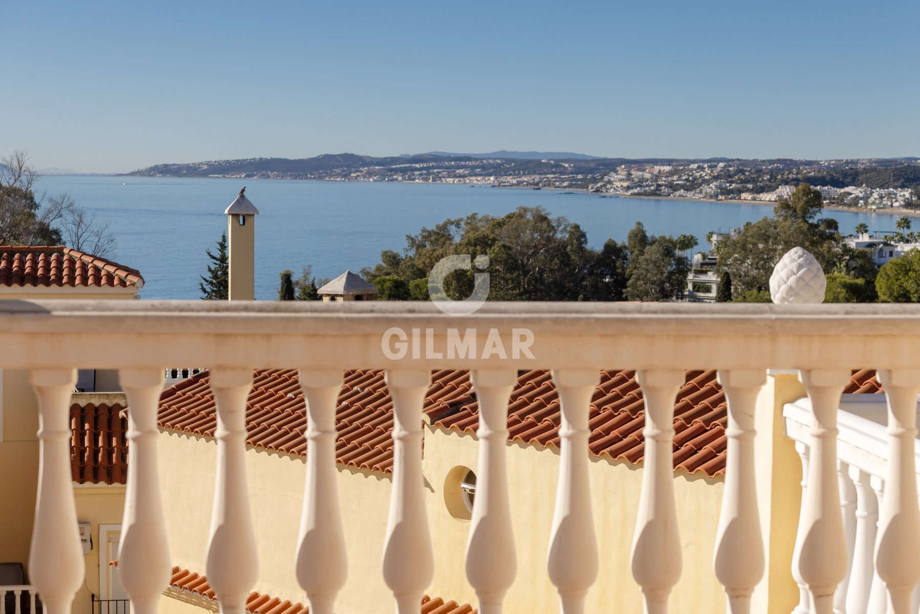 Vista exterior de Casa adosada en venda en Estepona amb Piscina