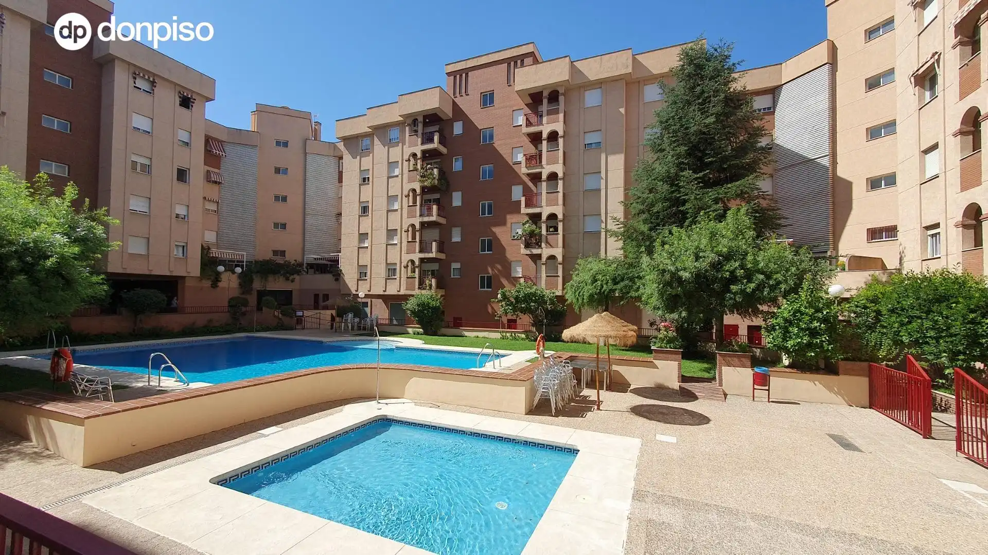 Swimming pool of Flat for rent in Granada  with Air Conditioner, Heating and Terrace