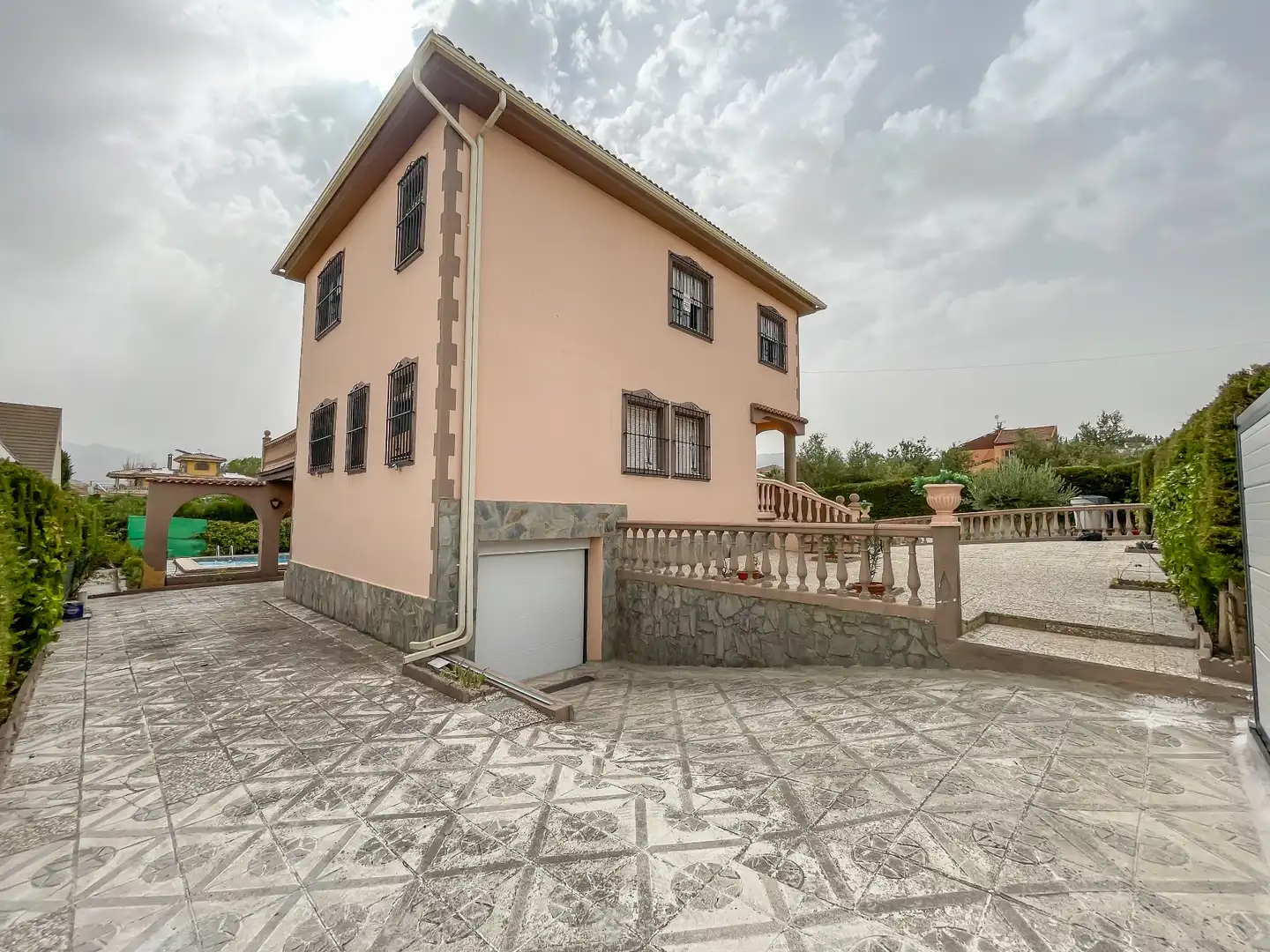 Vista exterior de Casa o xalet en venda en Villa de Otura amb Jardí privat, Terrassa i Piscina