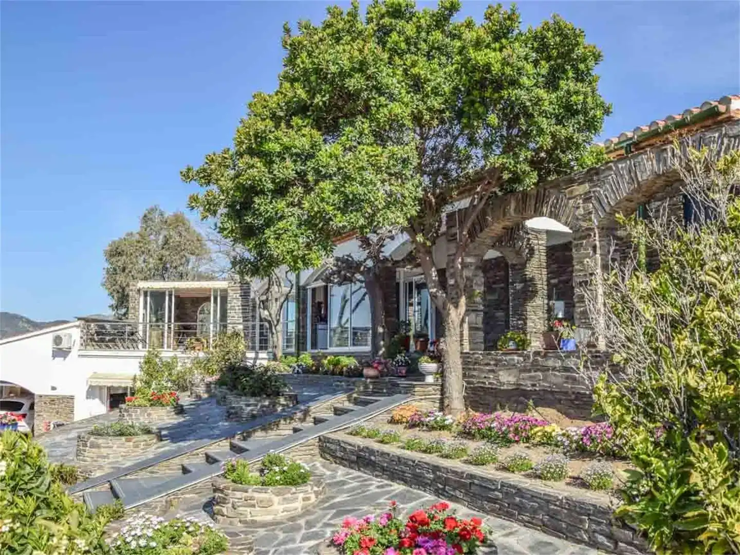 Vista exterior de Finca rústica en venda en Cadaqués amb Aire condicionat, Jardí privat i Piscina
