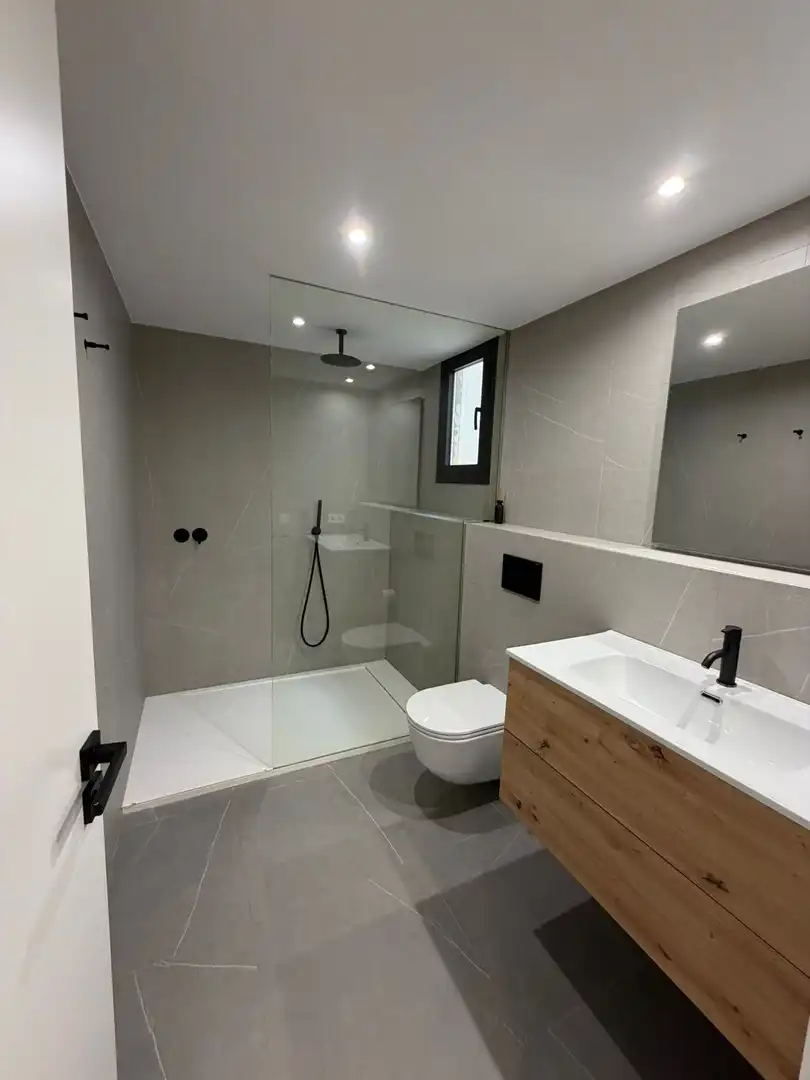 Badezimmer von Wohnung zur Miete in Centre
