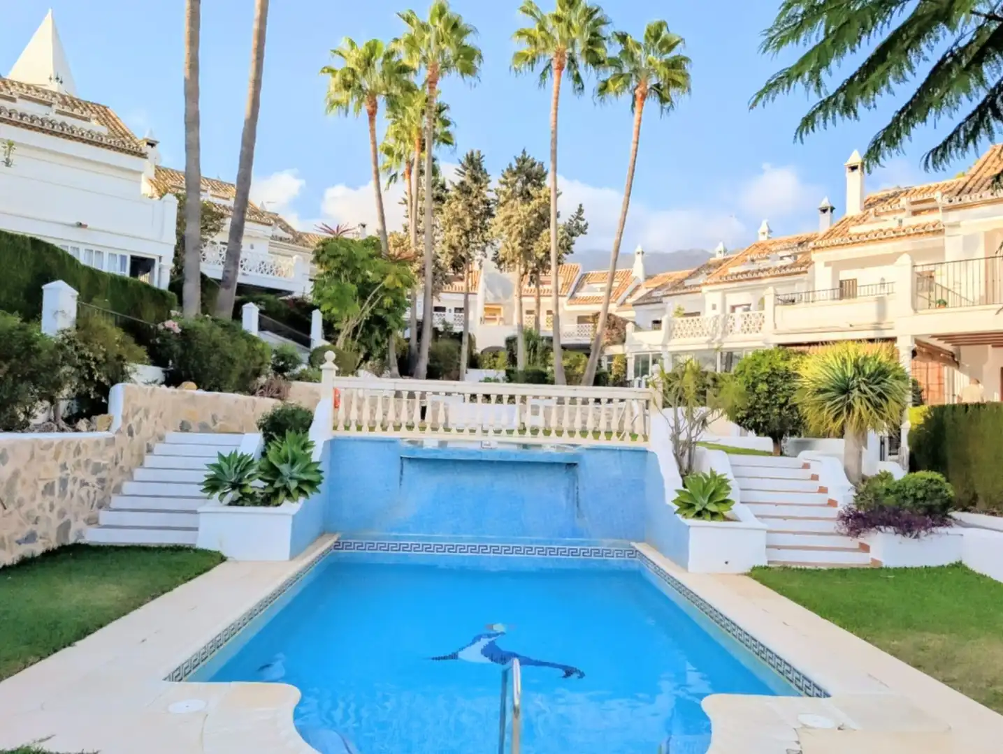 Vista exterior de Casa adosada en venta en Marbella con Aire acondicionado y Piscina comunitaria