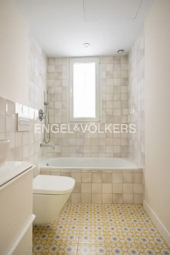 Badezimmer von Wohnung zur Miete in Sevilla mit Klimaanlage, Heizung und Parkett