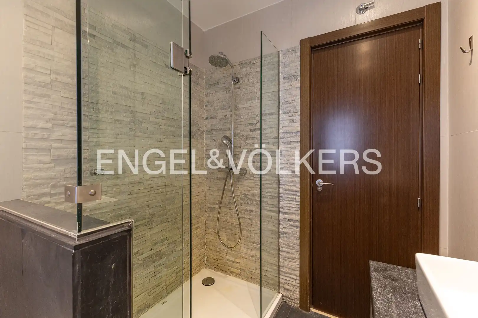 Bathroom of Flat for rent in Madrid  with Air Conditioner, Heating and Parquet flooring