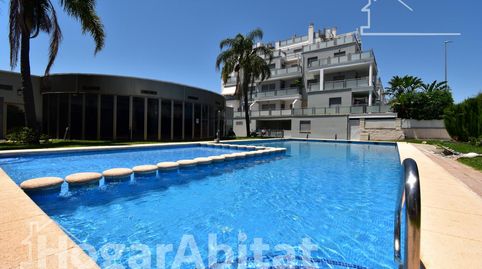 SEMINUEVO CON TERRAZA, PISCINA Y GARAJE