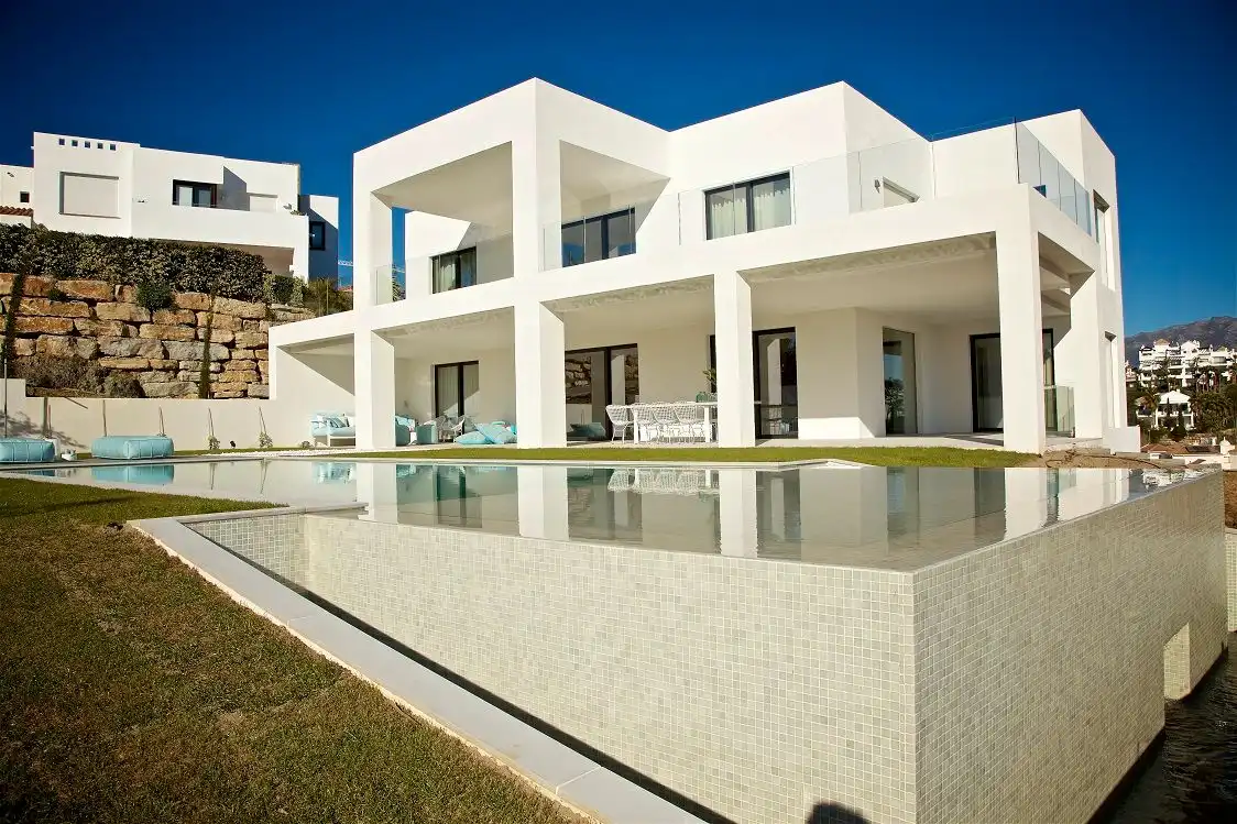 Vista exterior de Casa o xalet en venda en Benahavís amb Aire condicionat, Calefacció i Jardí privat