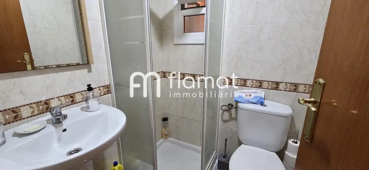 Badezimmer von Erdgeschoss zum Verkauf in Santa Coloma de Gramenet mit Balkon