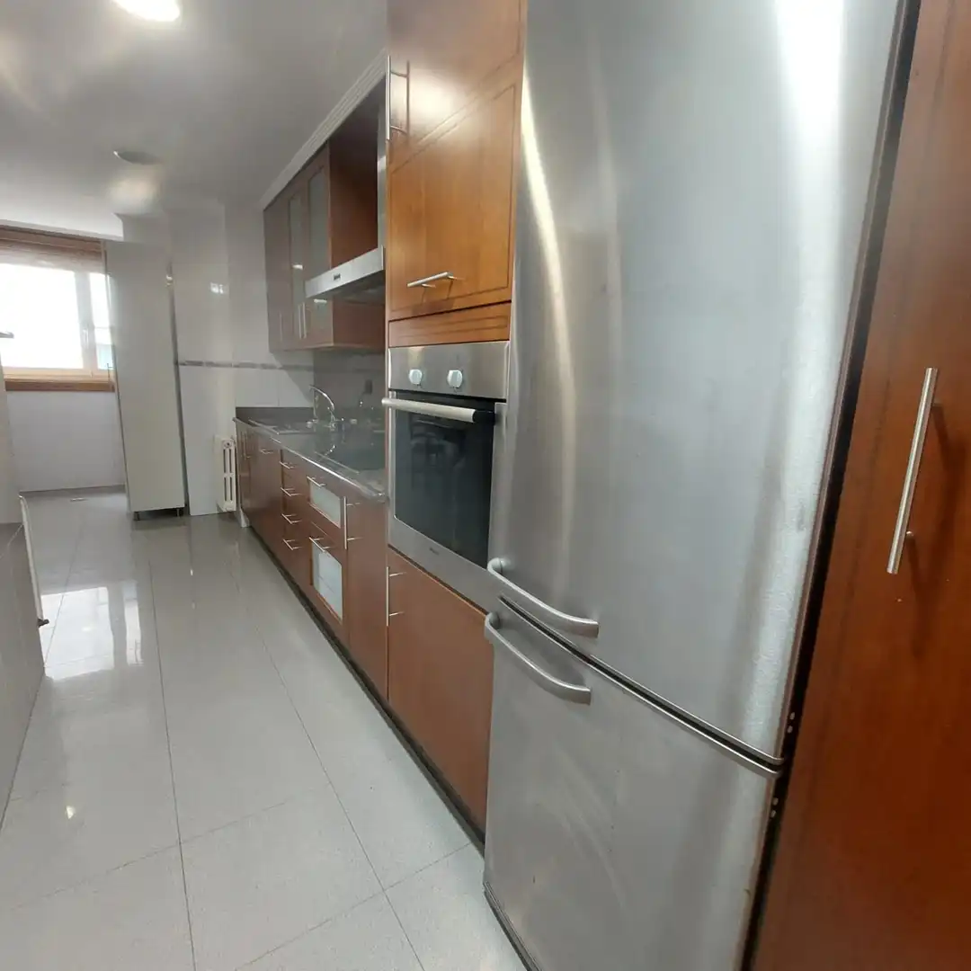 Küche von Wohnung zur Miete in Vigo  mit Heizung, Parkett und Abstellraum