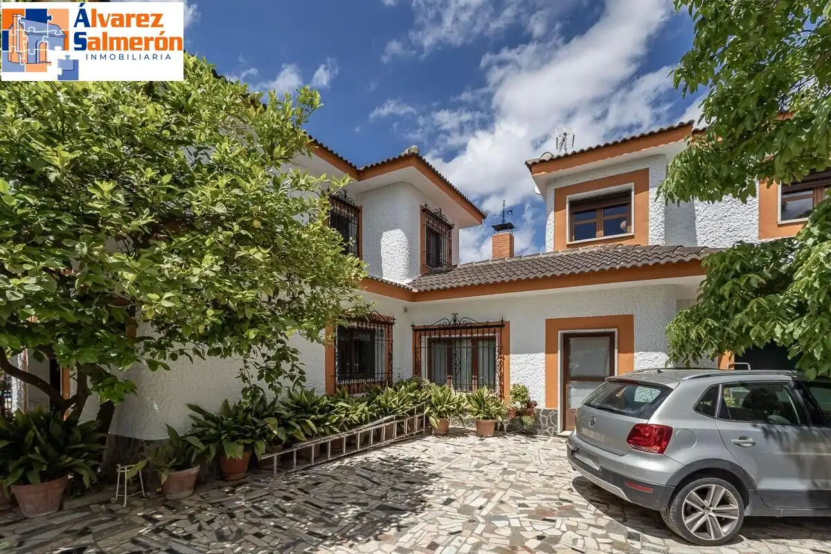 Vista exterior de Casa o chalet en venta en Huétor Vega con Aire acondicionado, Calefacción y Jardín privado