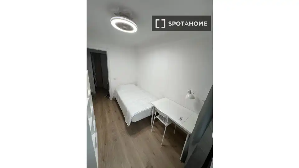 Bedroom of Flat for share in Madrid  with Air Conditioner, Heating and Terrace