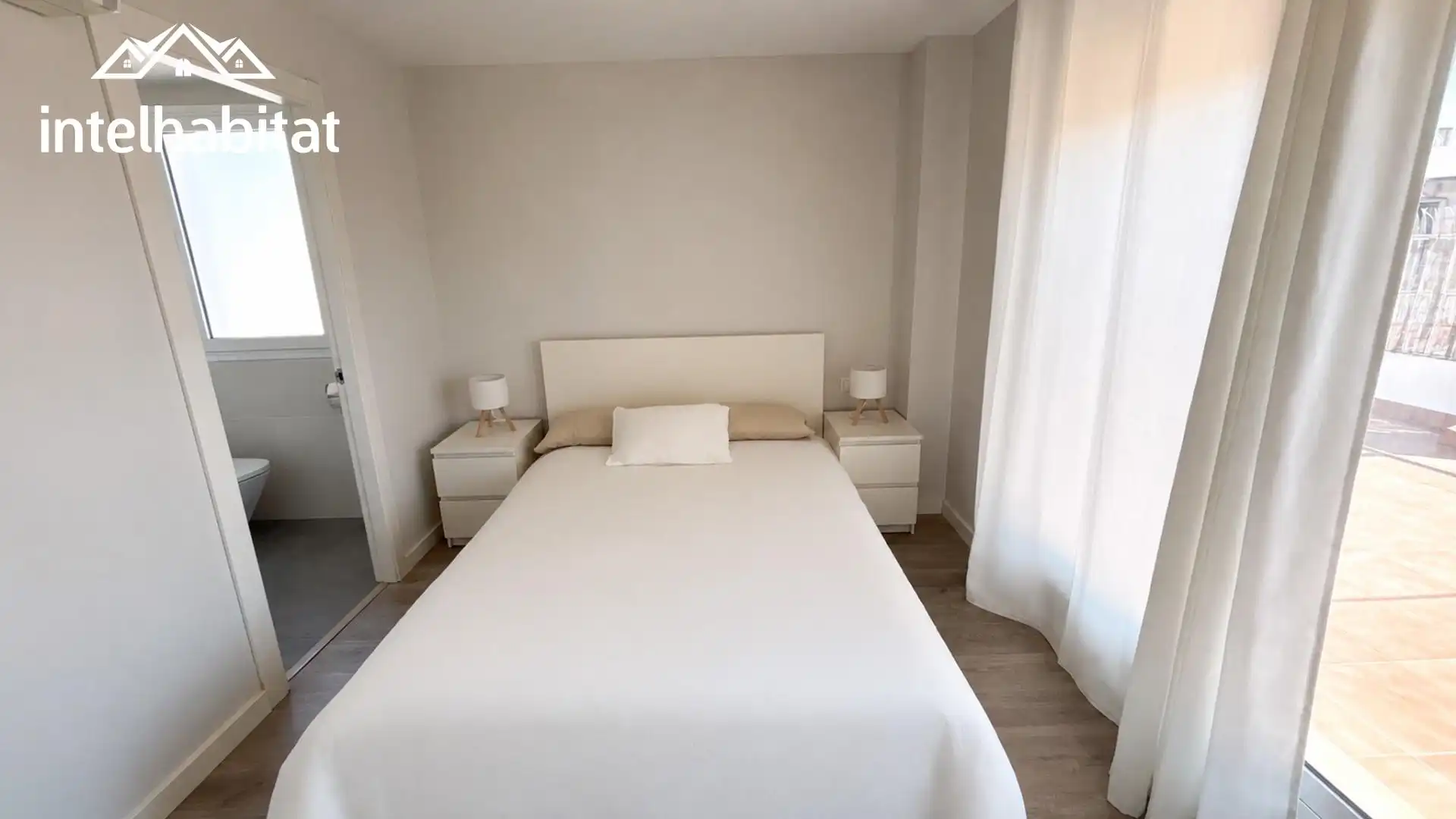 Schlafzimmer von Dachboden zur Miete in Valencia mit Klimaanlage, Terrasse und Abstellraum