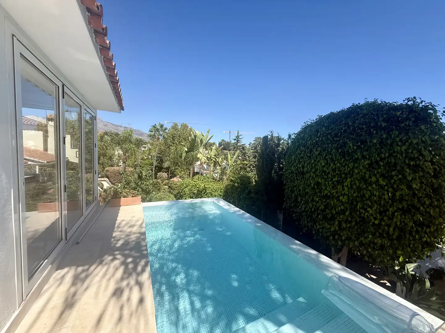 Piscina de Casa o chalet en venta en Marbella con Aire acondicionado, Jardín privado y Terraza