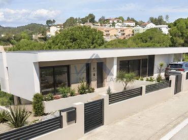 Casa amb piscina en venda a D'Ernest Hemingway