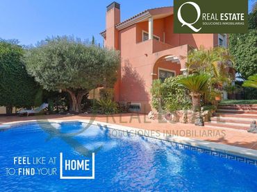 Chalet con piscina en venta en Centro