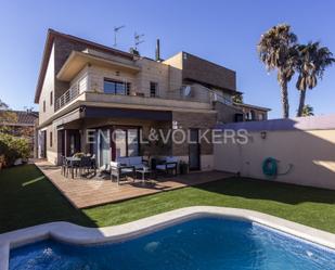 Vista exterior de Casa o xalet en venda en Vilanova i la Geltrú amb Aire condicionat, Terrassa i Piscina