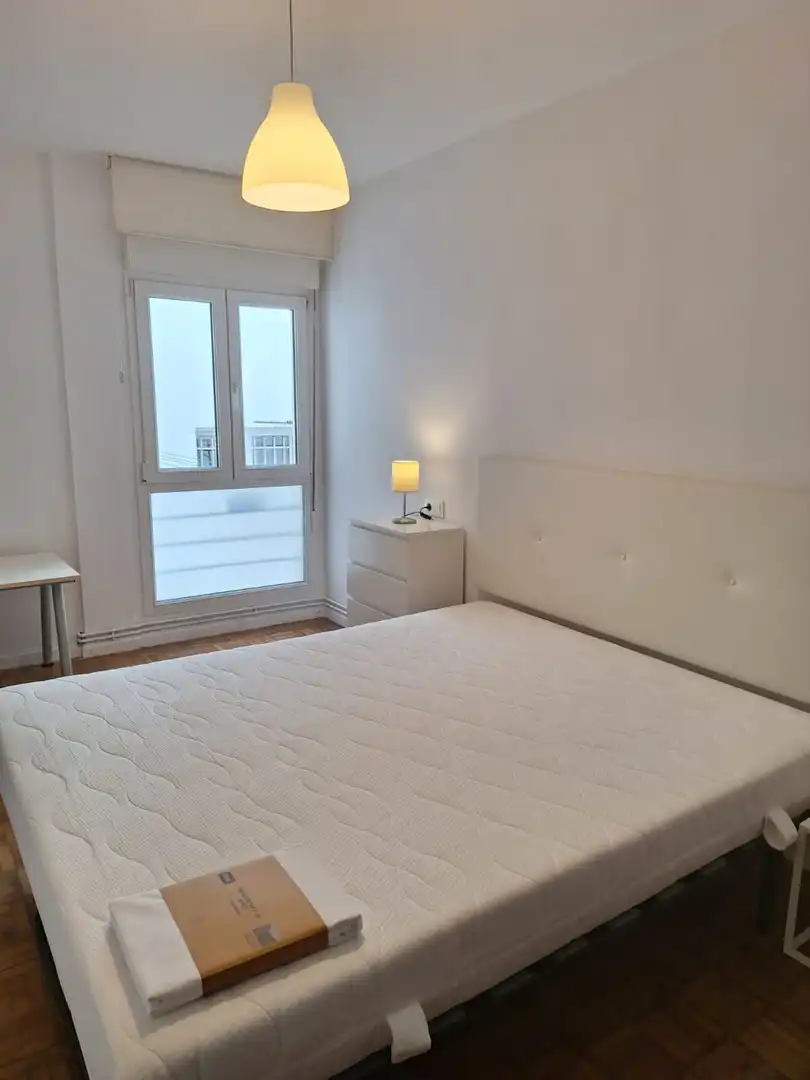 Dormitori de Pis de lloguer en Gijón  amb Calefacció, Parquet i Balcó
