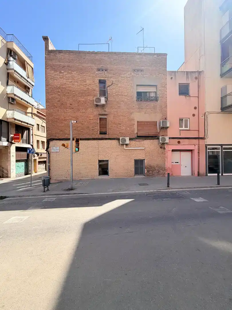 Exterior view of Study for sale in L'Hospitalet de Llobregat  with Air Conditioner and Storage room
