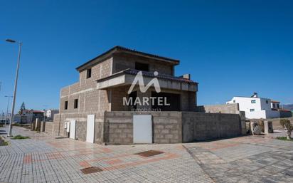 Vista exterior de Casa o xalet en venda en Santa Lucía de Tirajana amb Jardí privat, Terrassa i Piscina