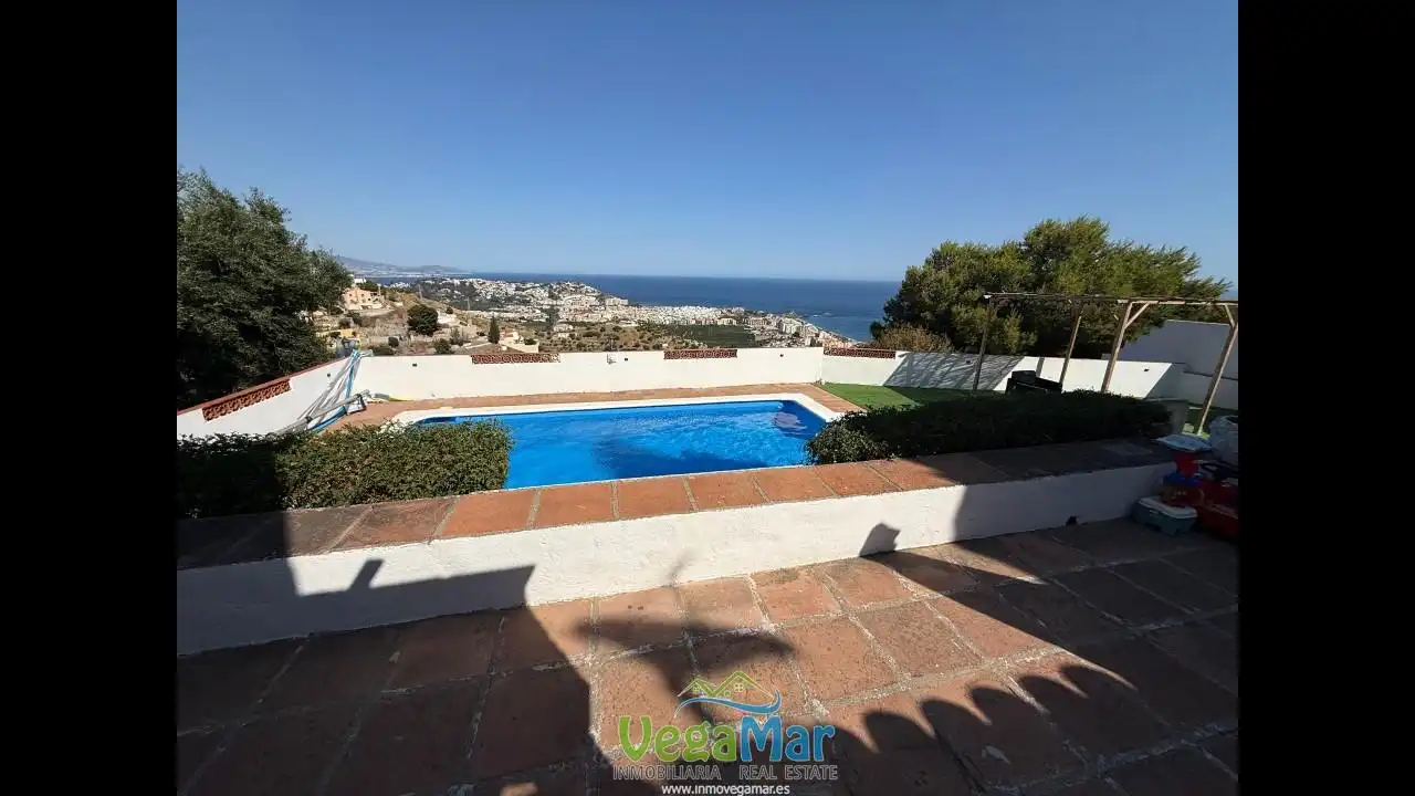 Vista exterior de Casa o chalet en venta en Almuñécar con Terraza y Piscina comunitaria