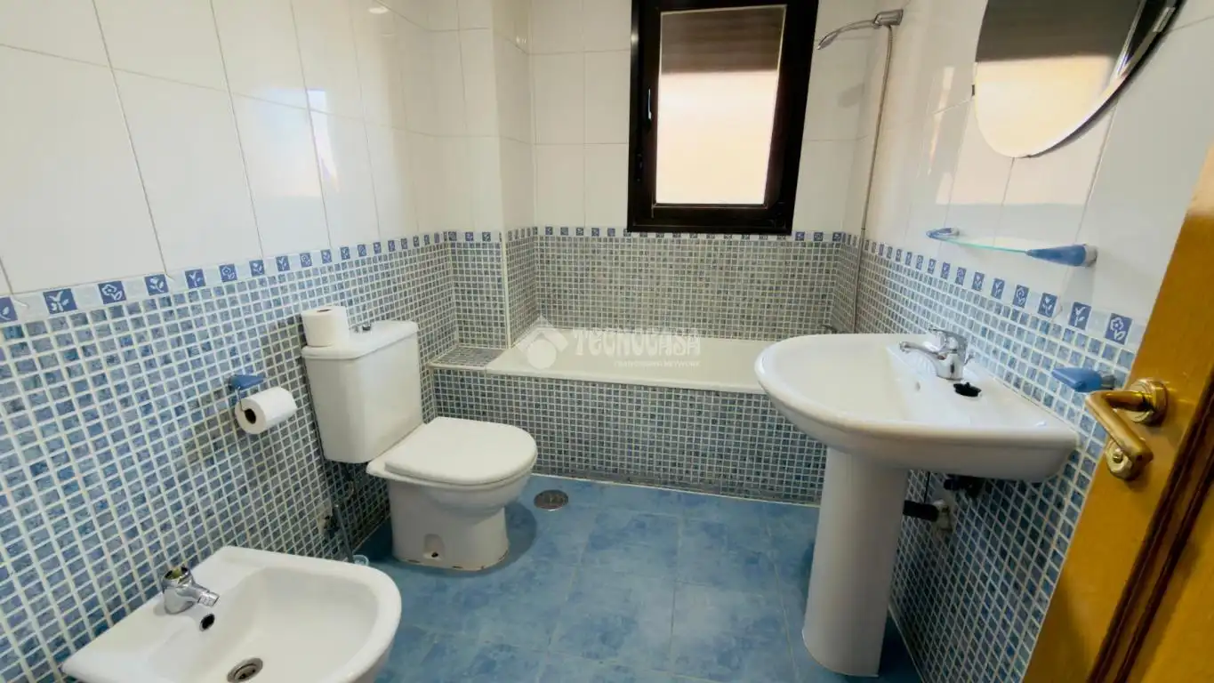 Baño de Piso en venta en Seseña con Calefacción, Terraza y Piscina comunitaria