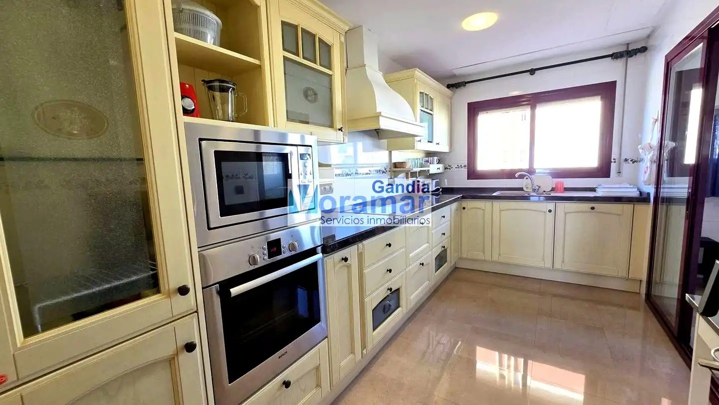 Cuina de Apartament de lloguer en Gandia amb Aire condicionat, Terrassa i Moblat