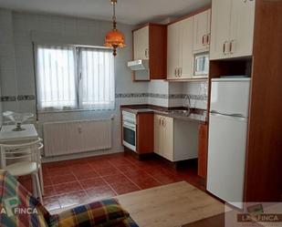 Cuina de Apartament en venda en Gijón  amb Calefacció, Parquet i Moblat