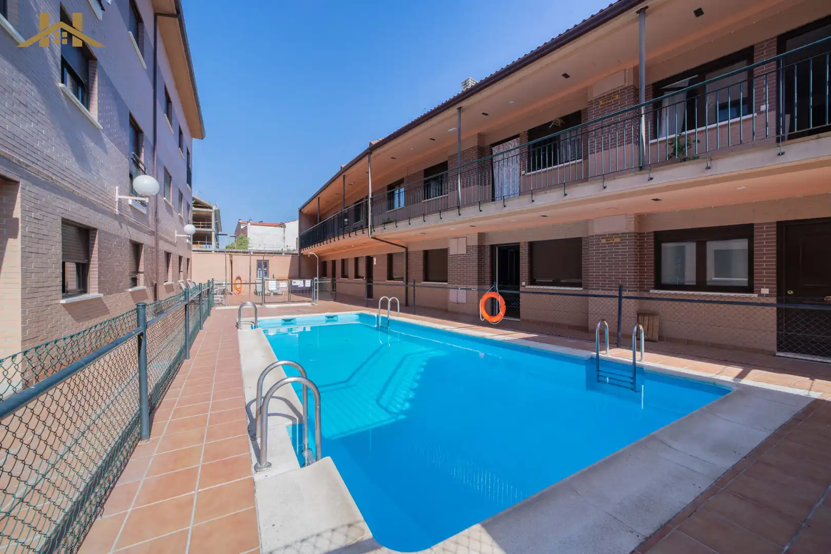 Piscina de Piso en venta en Casarrubios del Monte con Trastero, Horno y Piscina comunitaria