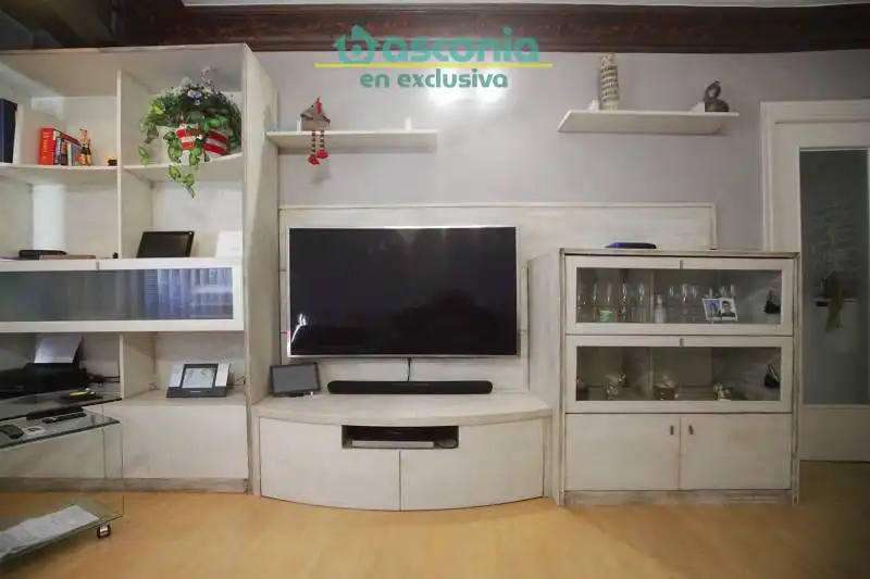 Sala de estar de Piso en venta en Basauri  con Calefacción, Amueblado y Balcón