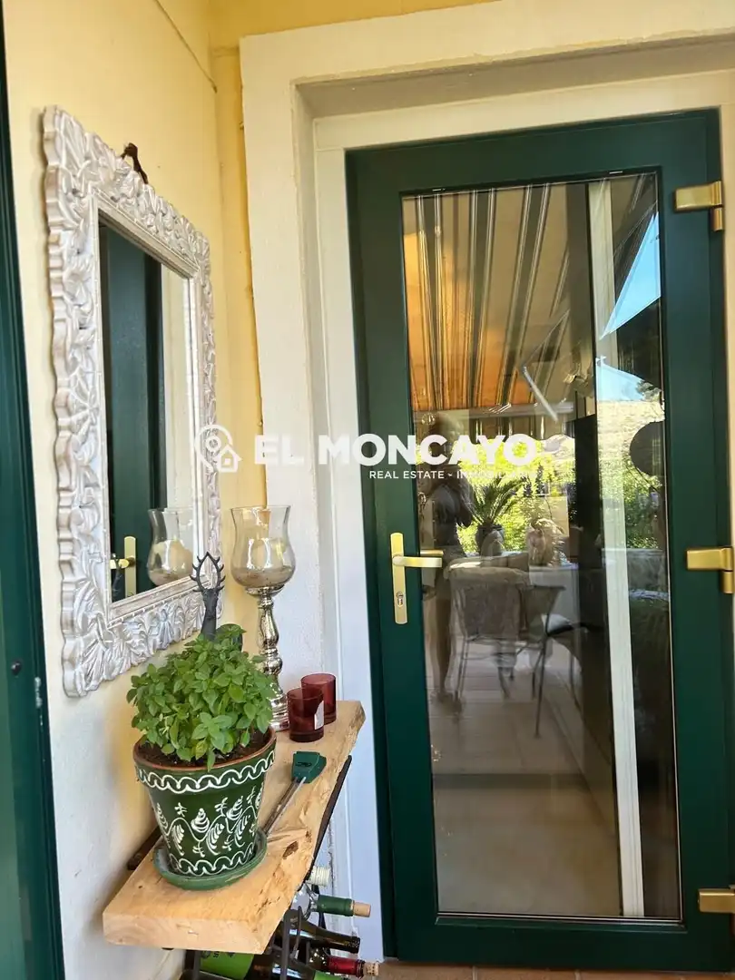 Vista exterior de Casa adosada en venda en Orihuela amb Aire condicionat, Calefacció i Jardí privat