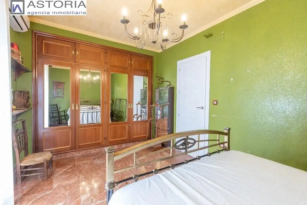 Dormitori de Casa adosada en venda en Granada amb Terrassa i Piscina comunitària