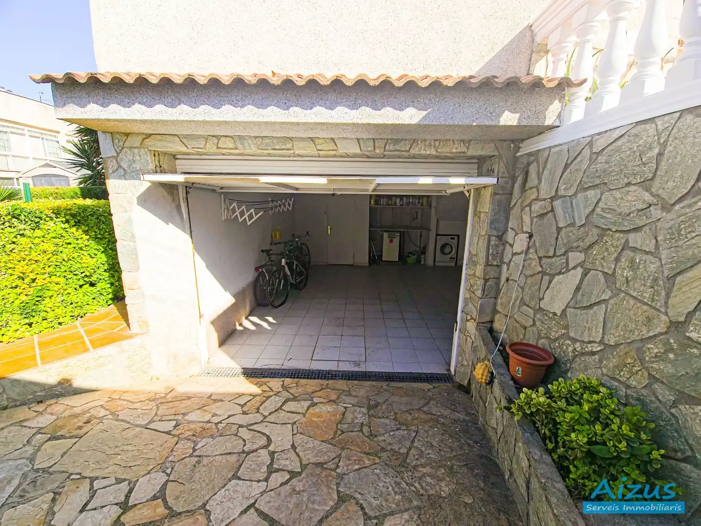 Aparcament de Casa o xalet en venda en Cerdanyola del Vallès amb Aire condicionat, Calefacció i Jardí privat