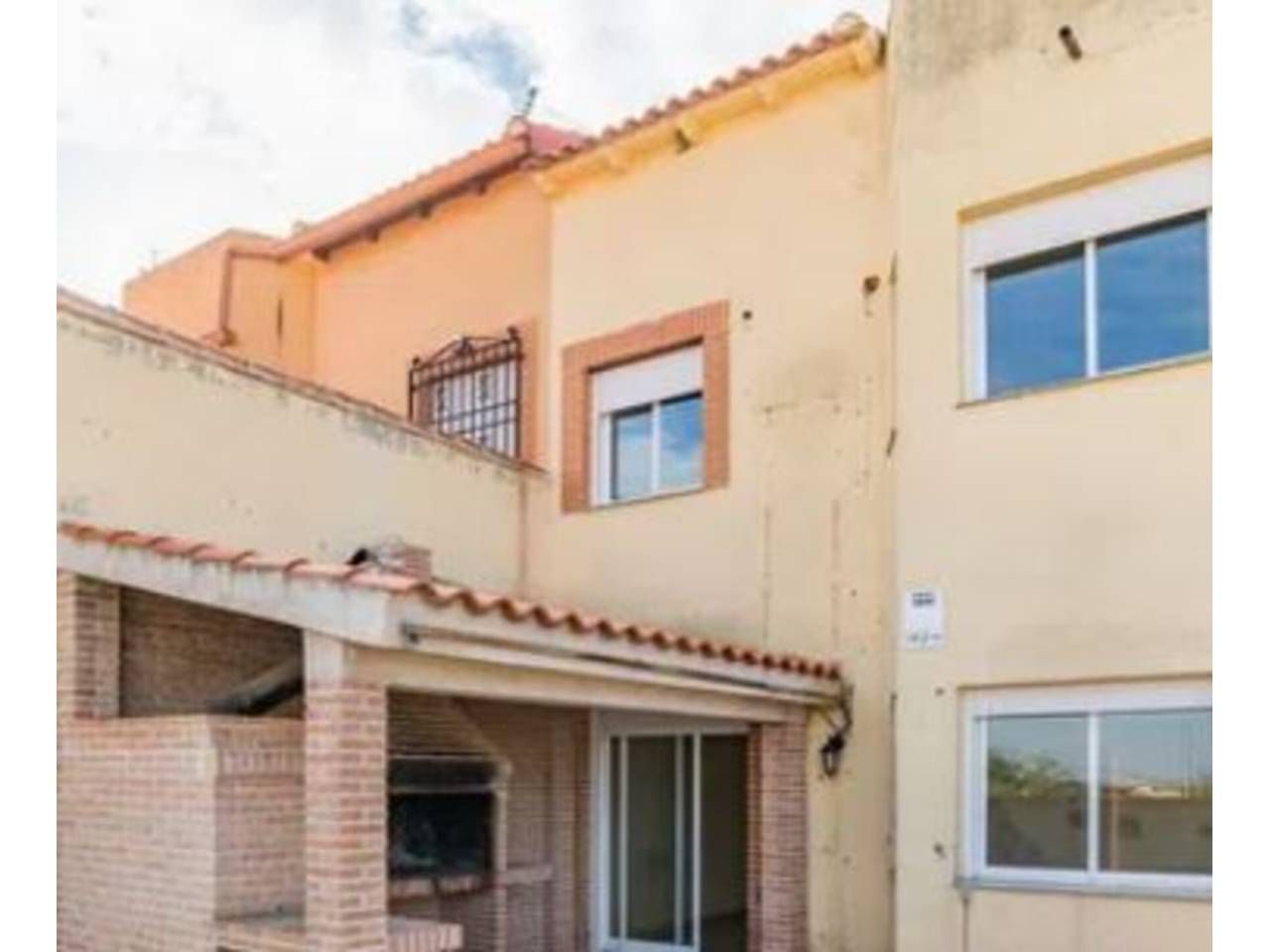 Vista exterior de Casa adosada en venda en Almonacid de Toledo amb Jardí privat i Terrassa