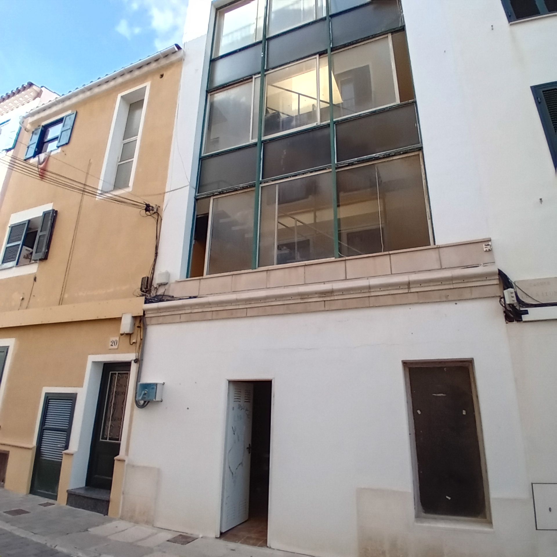 Vista exterior de Edifici en venda en Maó