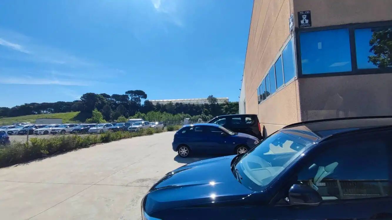 Parkplatz von Fabrikhallen zum Verkauf in Palafolls