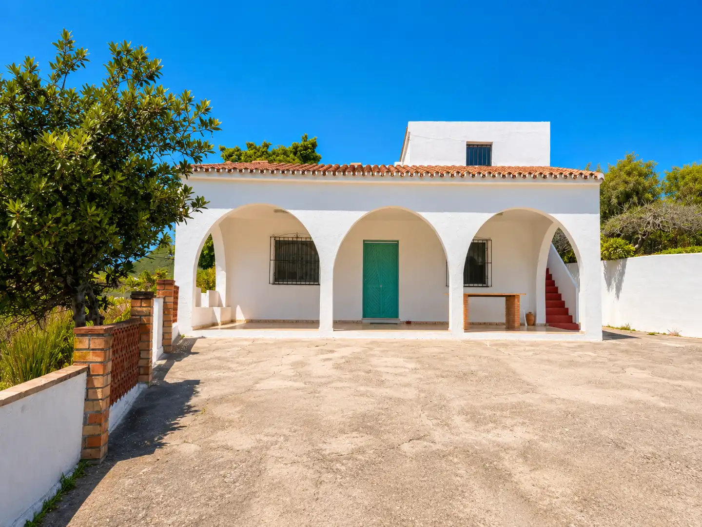 Vista exterior de Casa o xalet en venda en Estepona amb Jardí privat, Terrassa i Piscina