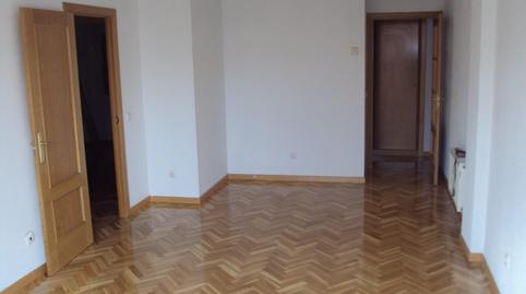 Foto 2 de Piso de alquiler en San Fermín, Madrid